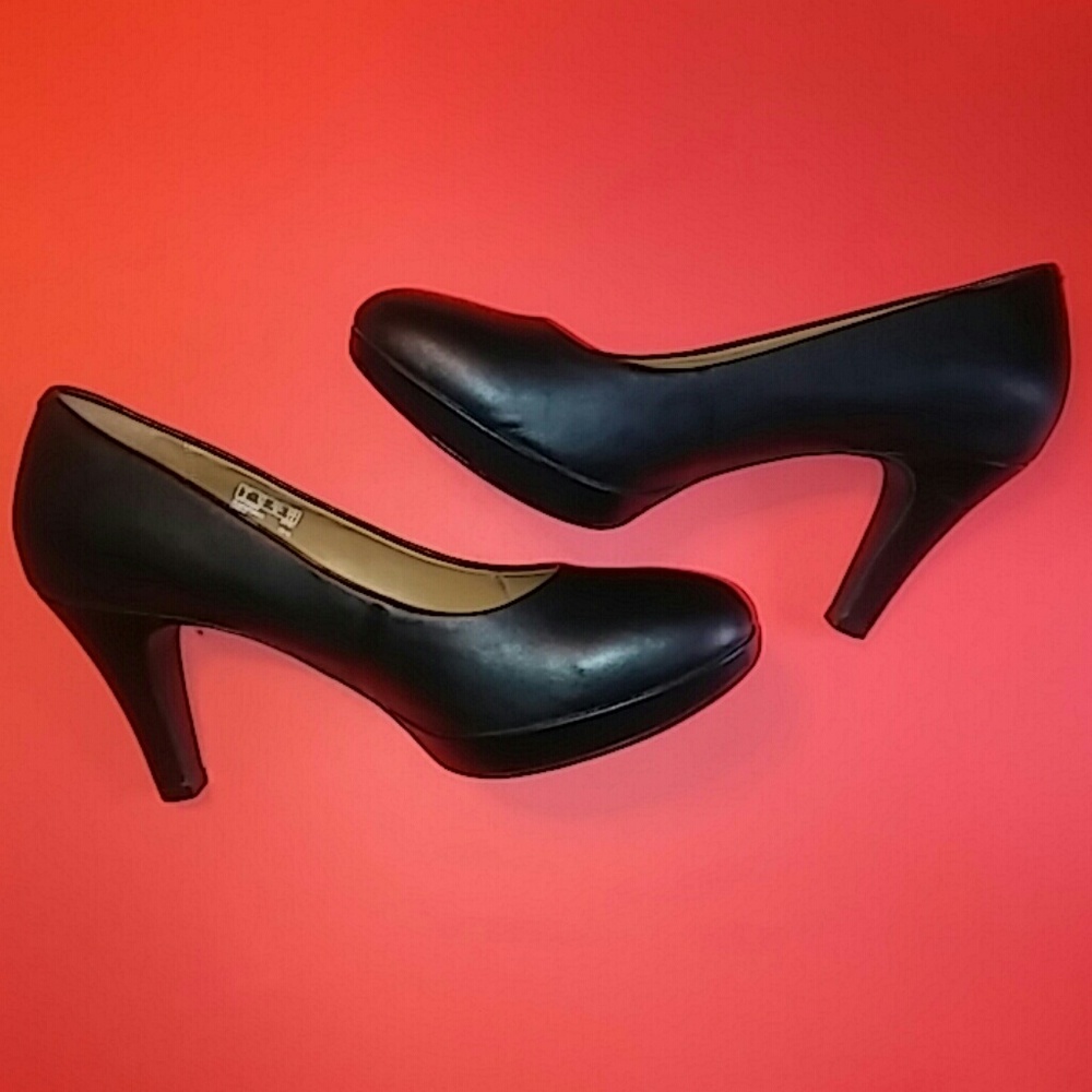 Clarks Black Pumps Heels size 8.5